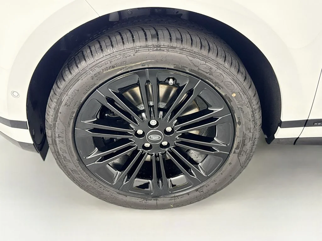 New 2026 Fuji White Land Rover Hoxton Edition image 32