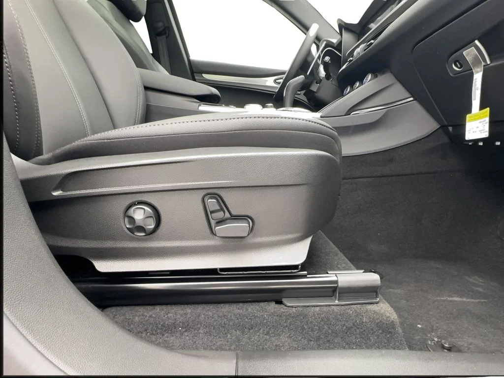 2025 Alfa Romeo Stelvio Base - Photo 36