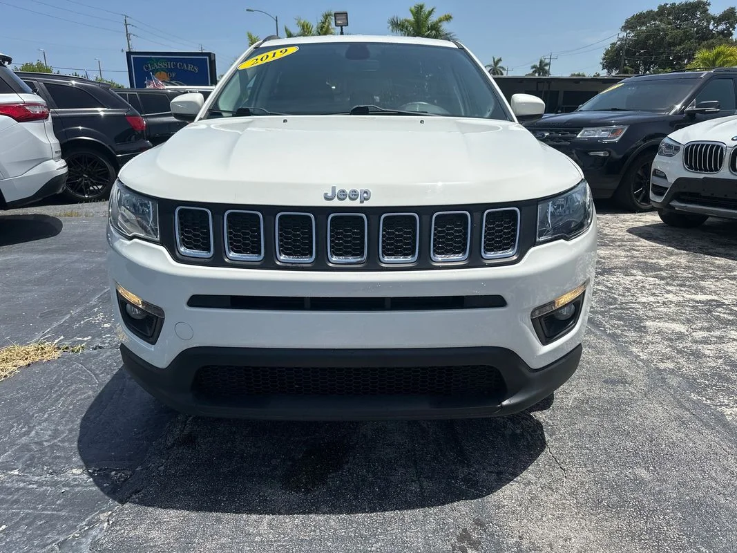 Used 2019  Jeep Latitude FWD image 5