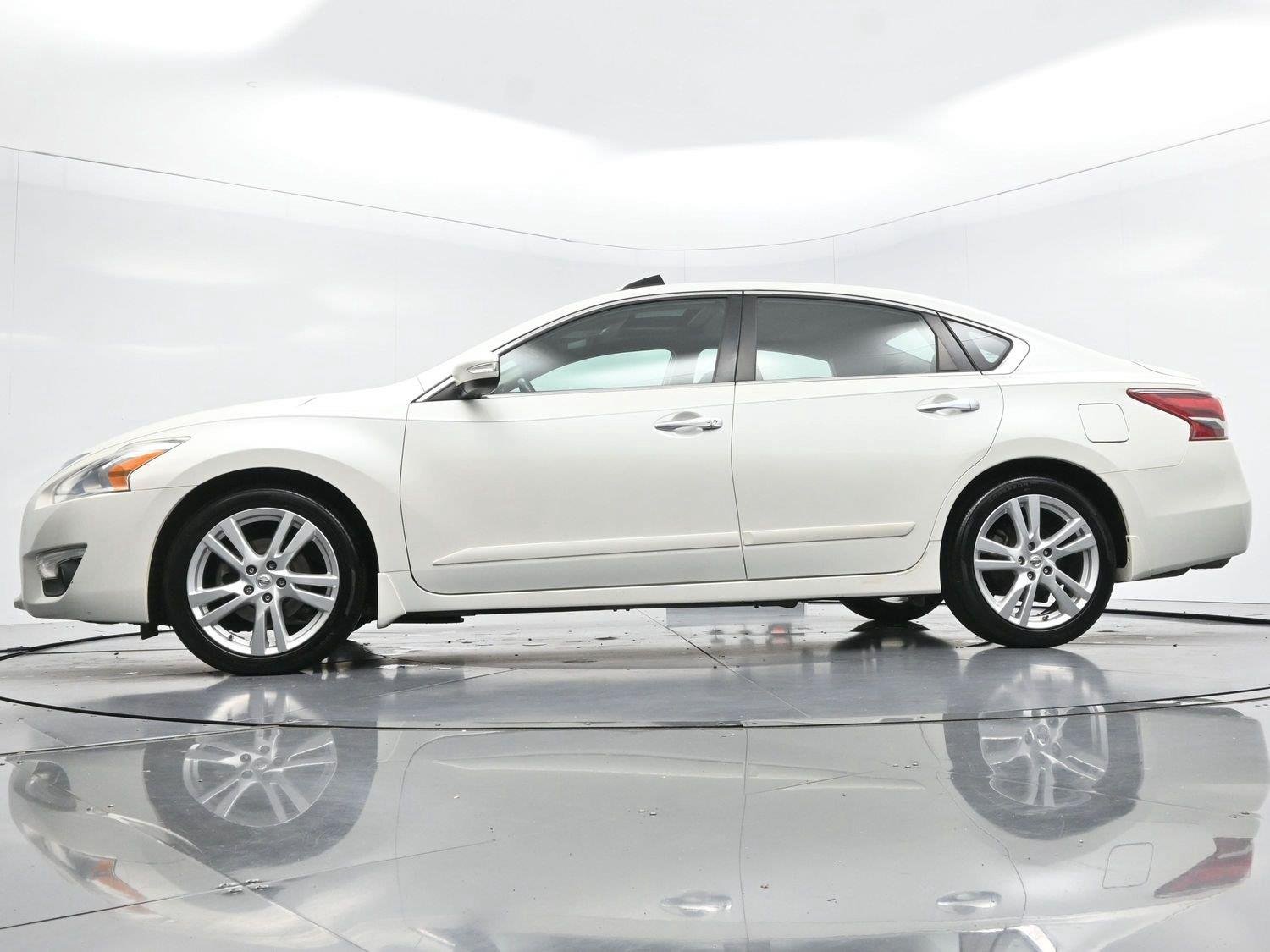 Used 2013 Pearl White Nissan 3.5 SL image 43