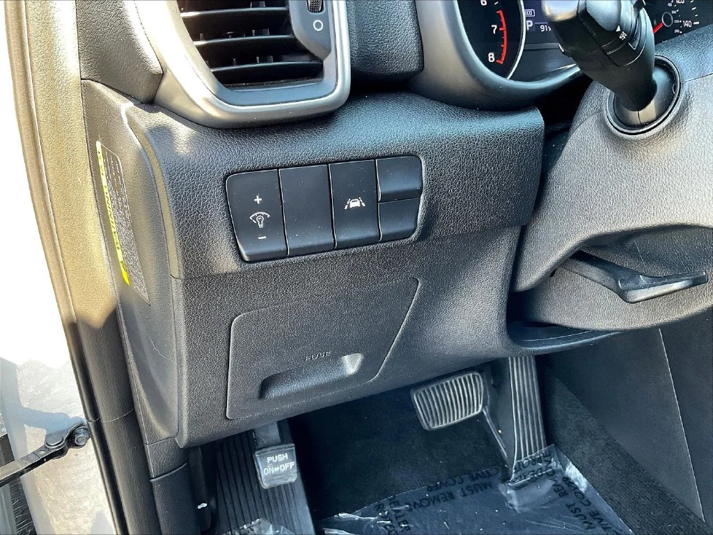 Used 2020 Sparkling Silver Kia LX image 23