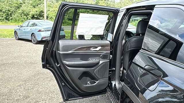 New 2026 Diamond Black Crystal Pearlcoat Jeep Limited image 22