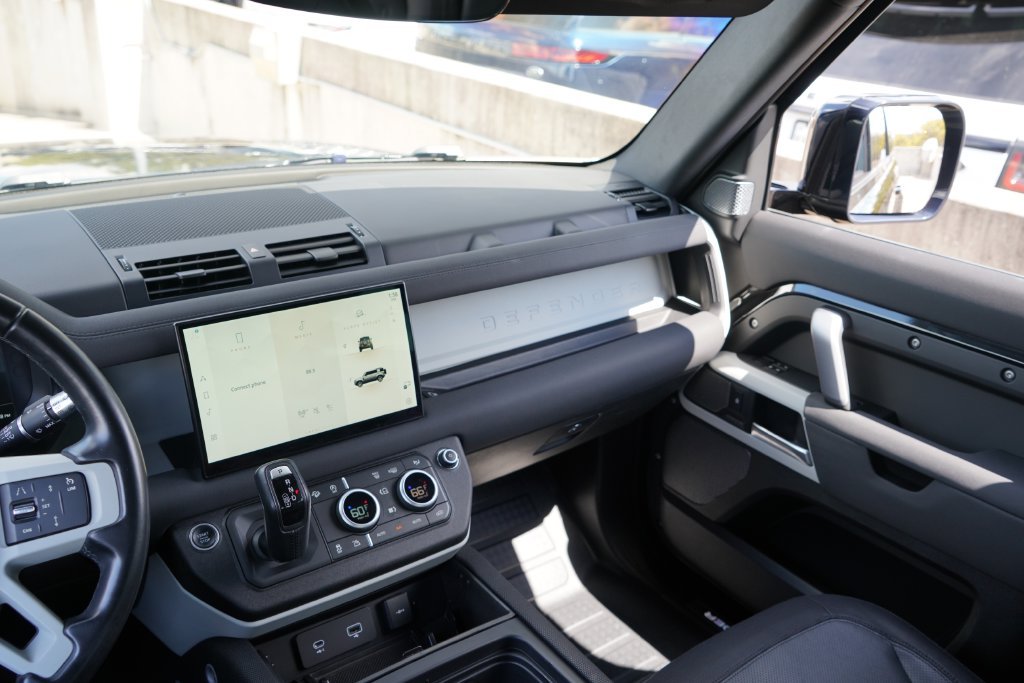 Used 2022  Land Rover X-Dynamic SE image 29