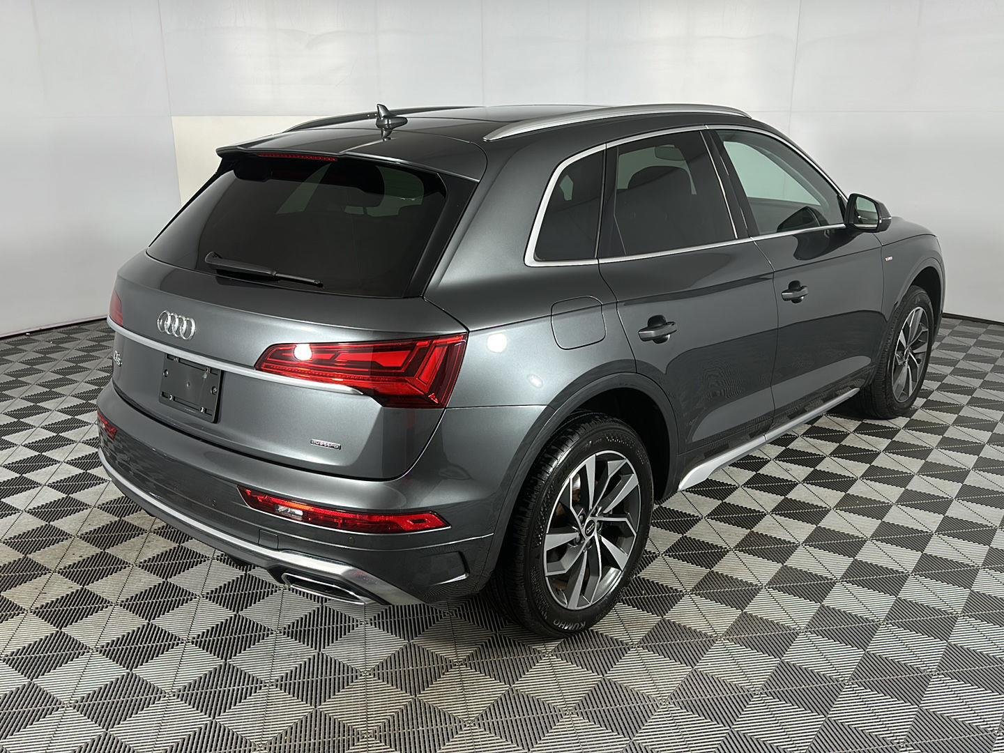 Used 2023 Daytona Gray Pearl Effect Audi S line Premium image 8