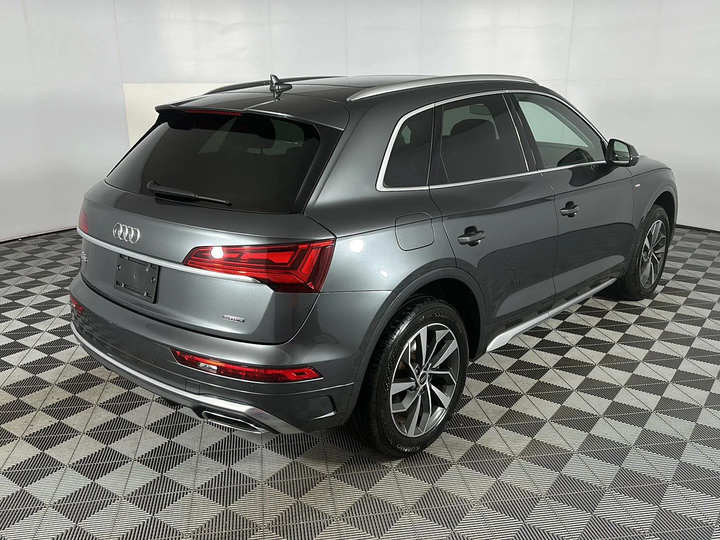 Used 2023 Daytona Gray Pearl Effect Audi S line Premium image 8