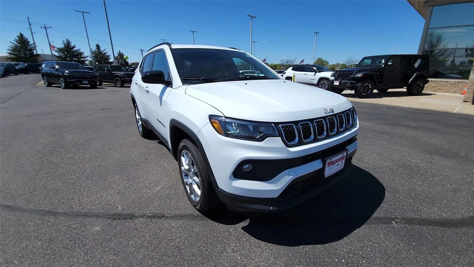 New 2024 Bright White Clear-Coat Exterior Paint Jeep Latitude Lux image 2