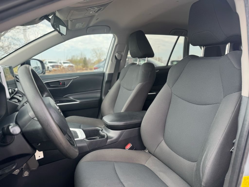 2023 Toyota RAV4 LE - Photo 8