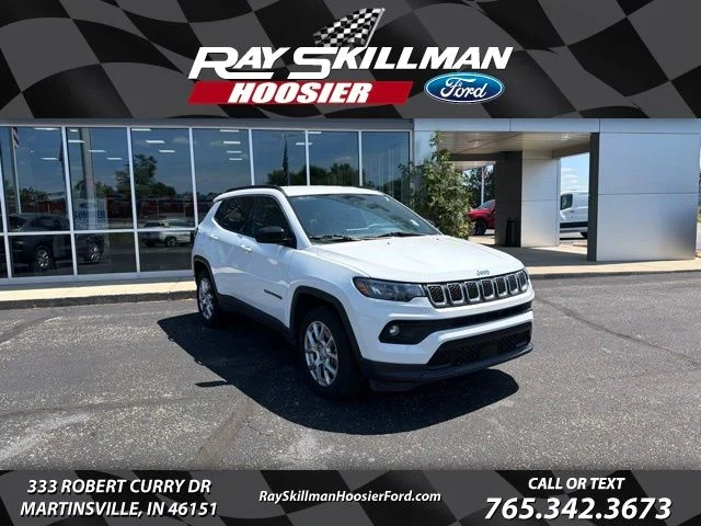 Certified Used 2023 Bright White Clearcoat Jeep Latitude Lux image 1