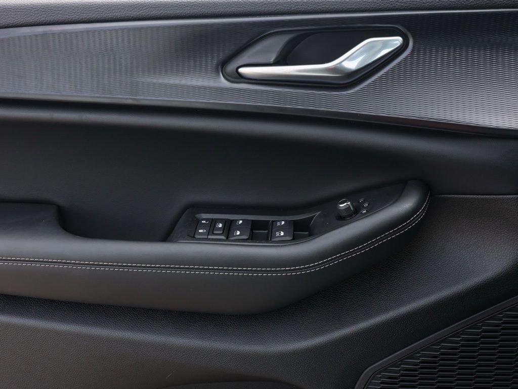 New 2026 Bright White Clear-Coat Exterior Paint Jeep Laredo image 23