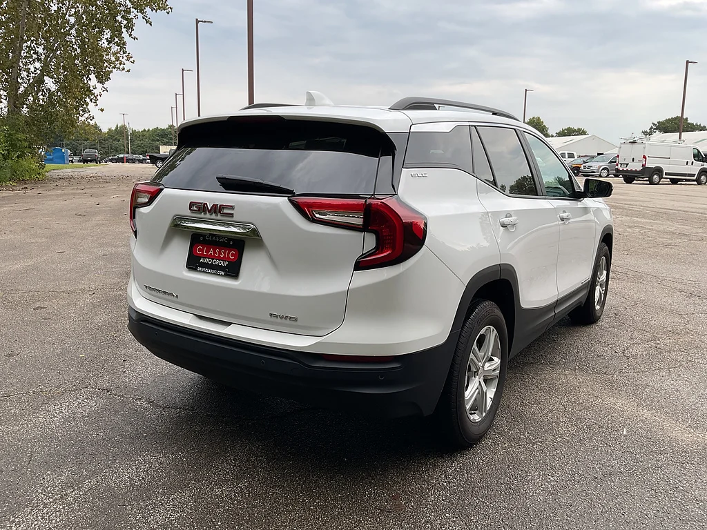 Used 2024 Summit White GMC SLE image 5
