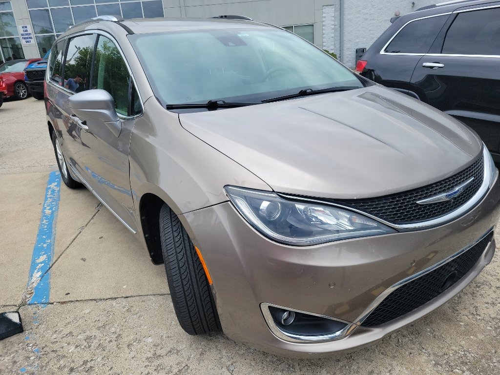 Used 2018 Molten Silver Chrysler Touring L image 4