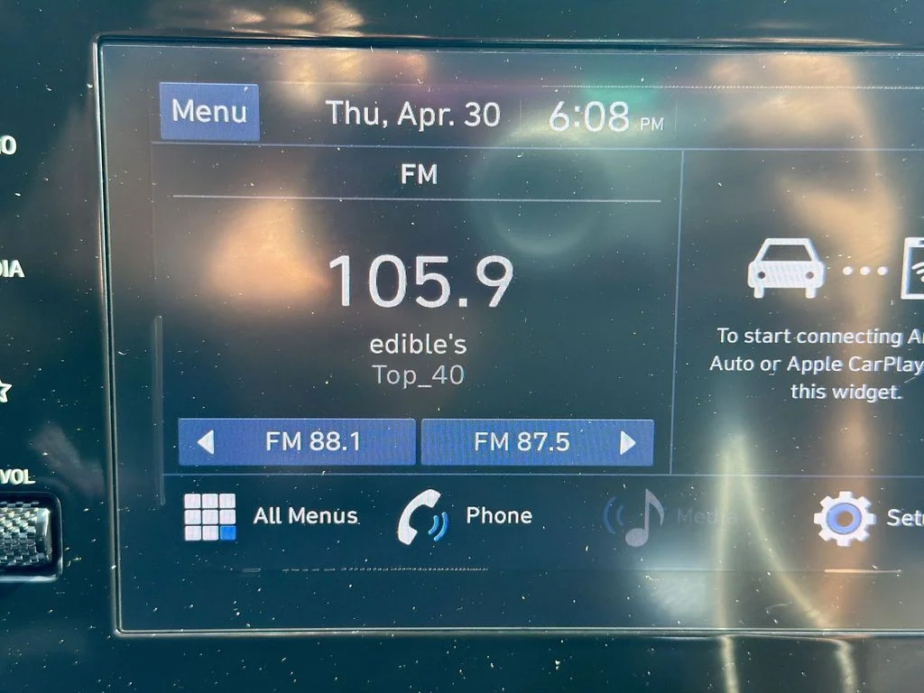 Used 2022 Gray Hyundai SE image 4