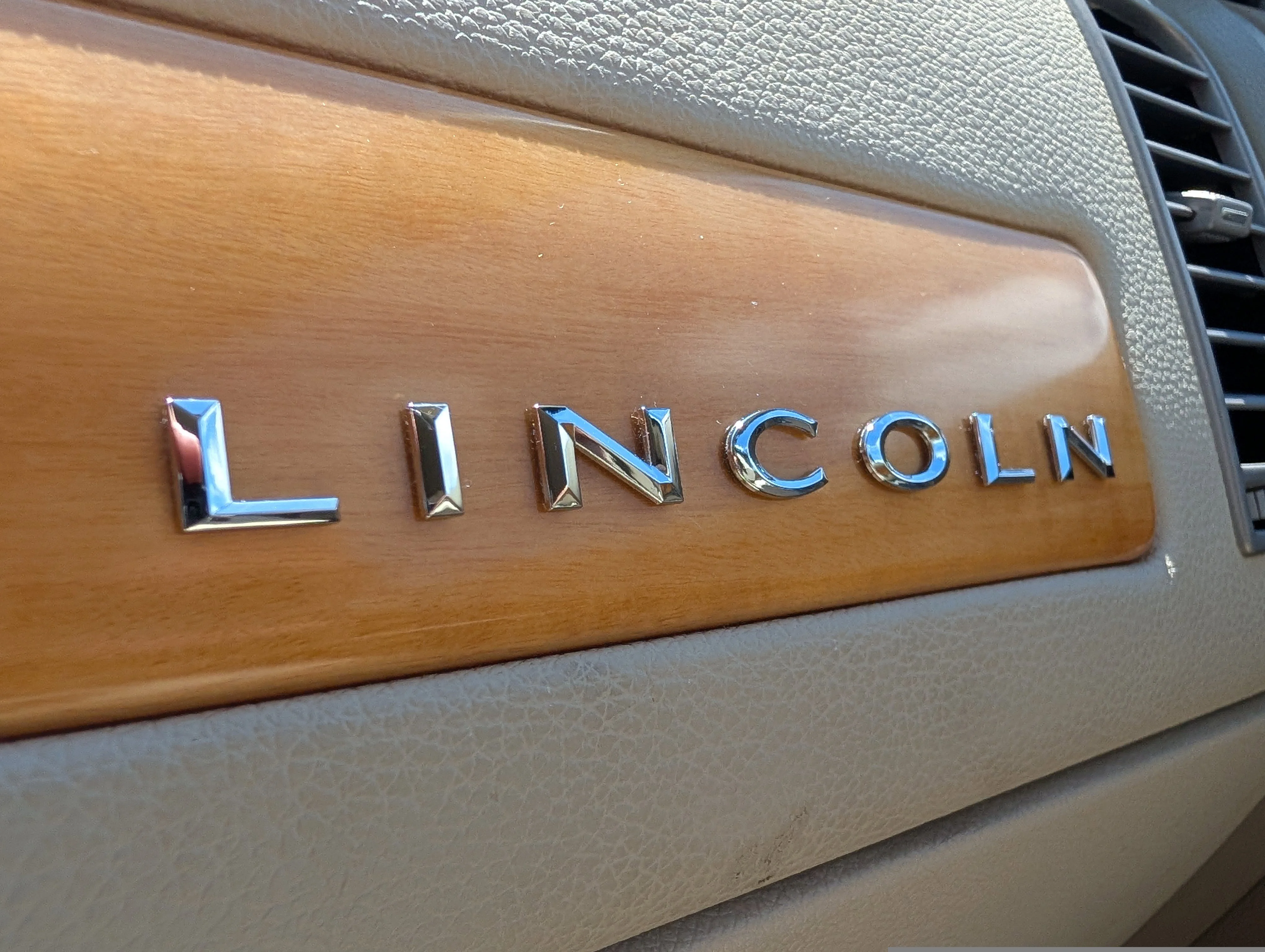 Used 2007 Pewter Metallic Lincoln  image 33