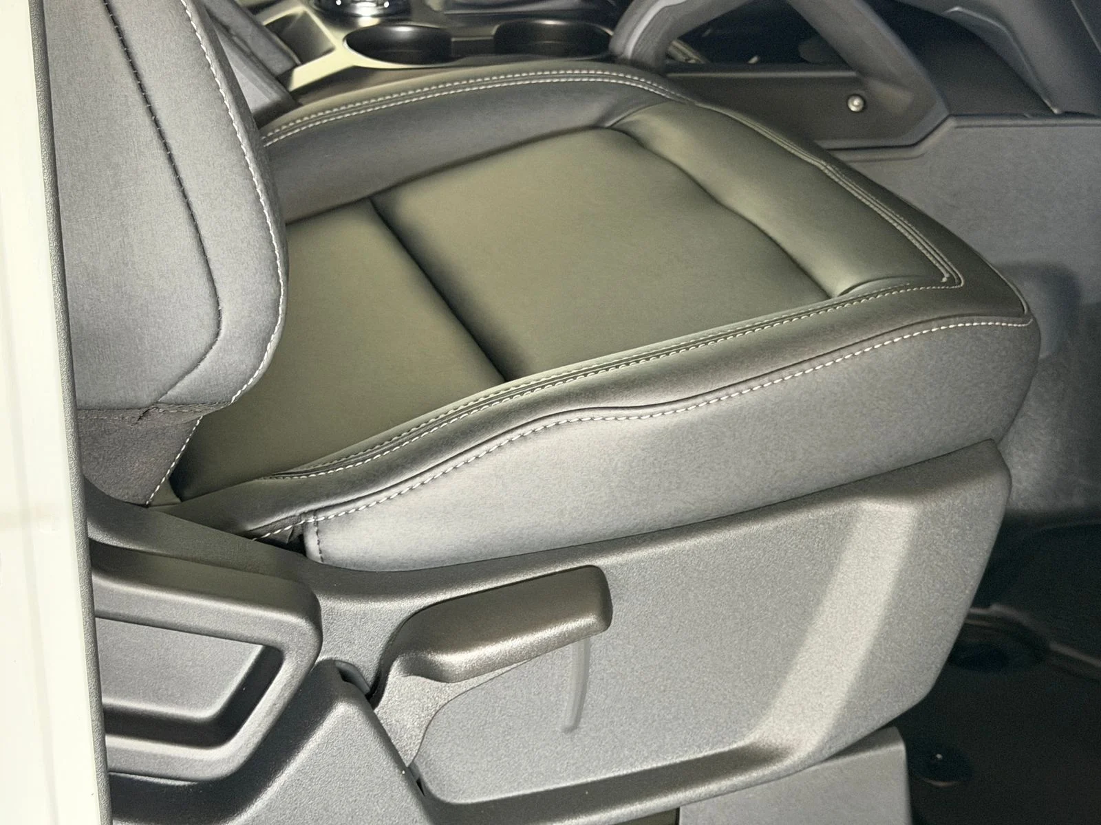 New 2026 Avalanche Gray Ford Badlands image 10
