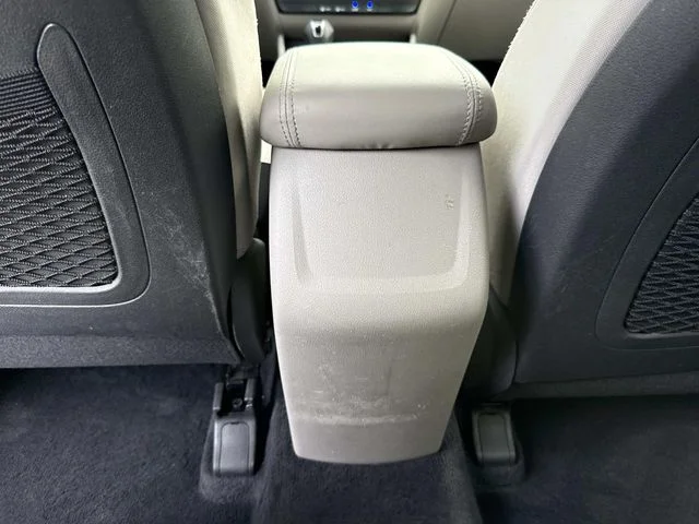 Used 2020 White Hyundai SE image 18