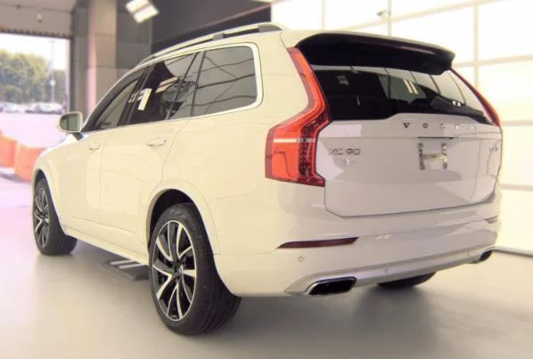 Used 2019  Volvo T6 Momentum image 3