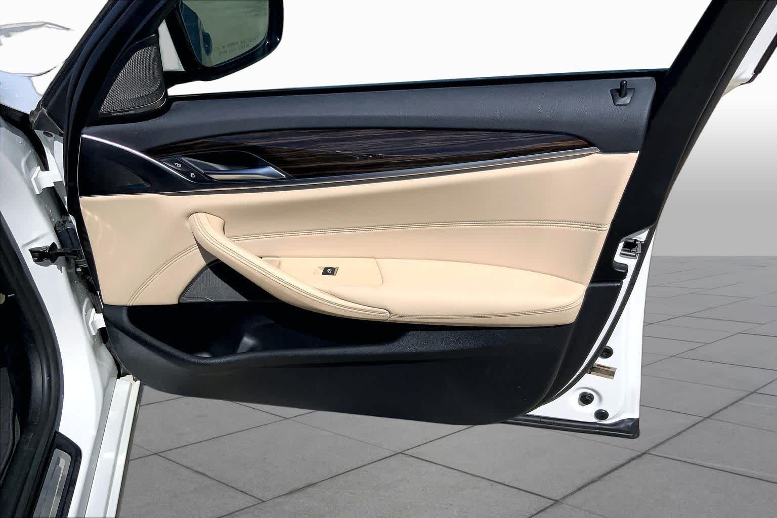 Used 2022 Mineral White Metallic BMW 540i image 23