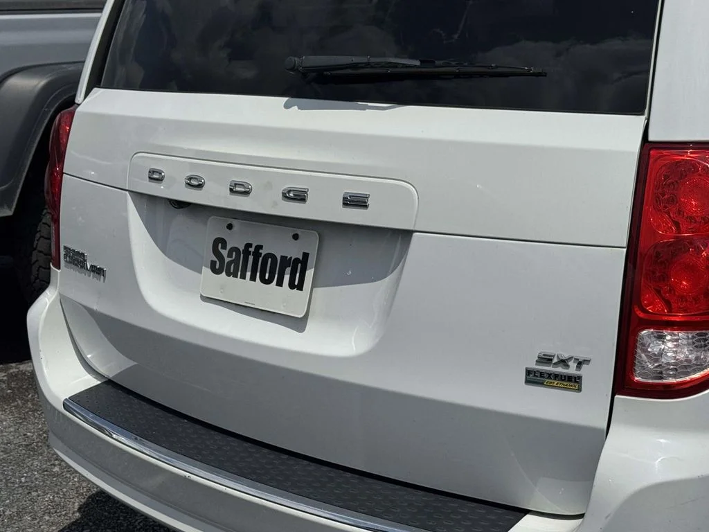Used 2017 White Dodge SXT image 9