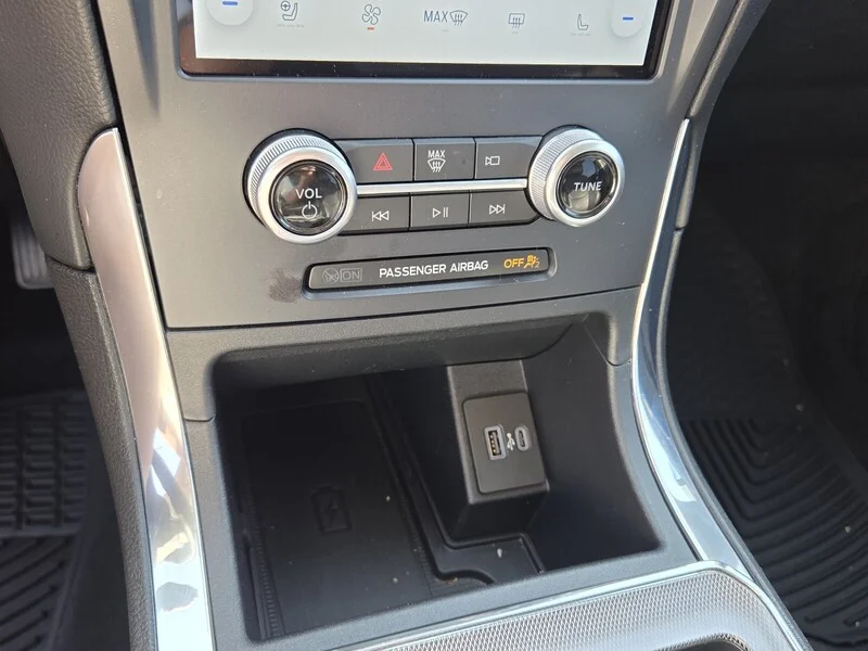 Used 2021 White Metallic FORD TITANIUM image 22