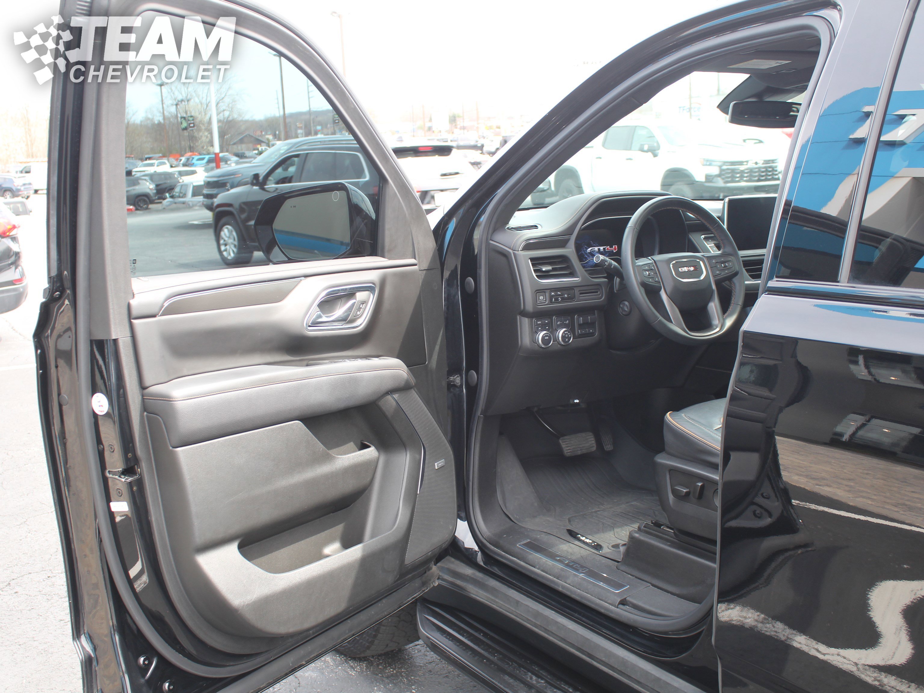 2023 GMC Yukon AT4 - Photo 9