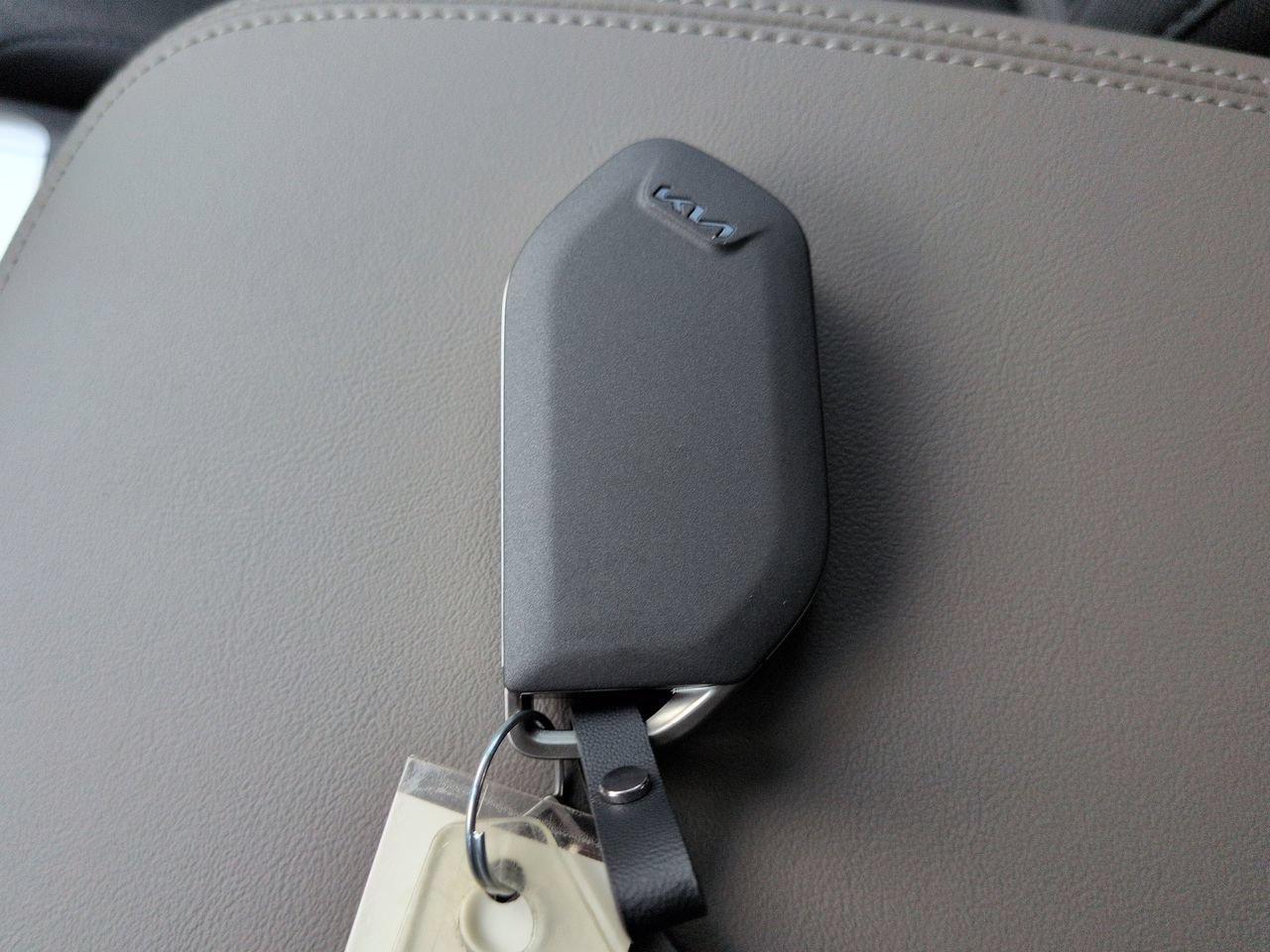 New 2027 Snow White Pearl Kia LX image 33