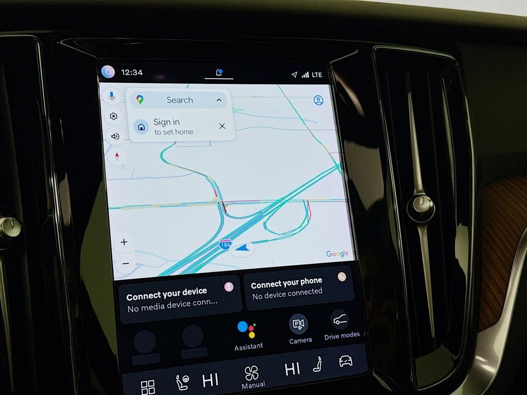 Used 2024 White Volvo B5 Plus image 16