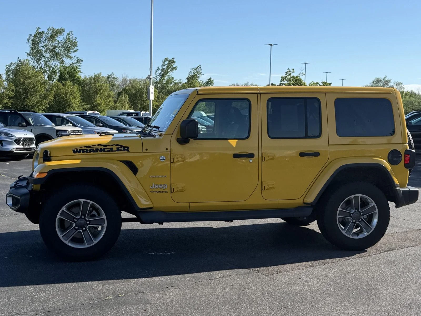 Used 2019 Hellayella Jeep Sahara image 6
