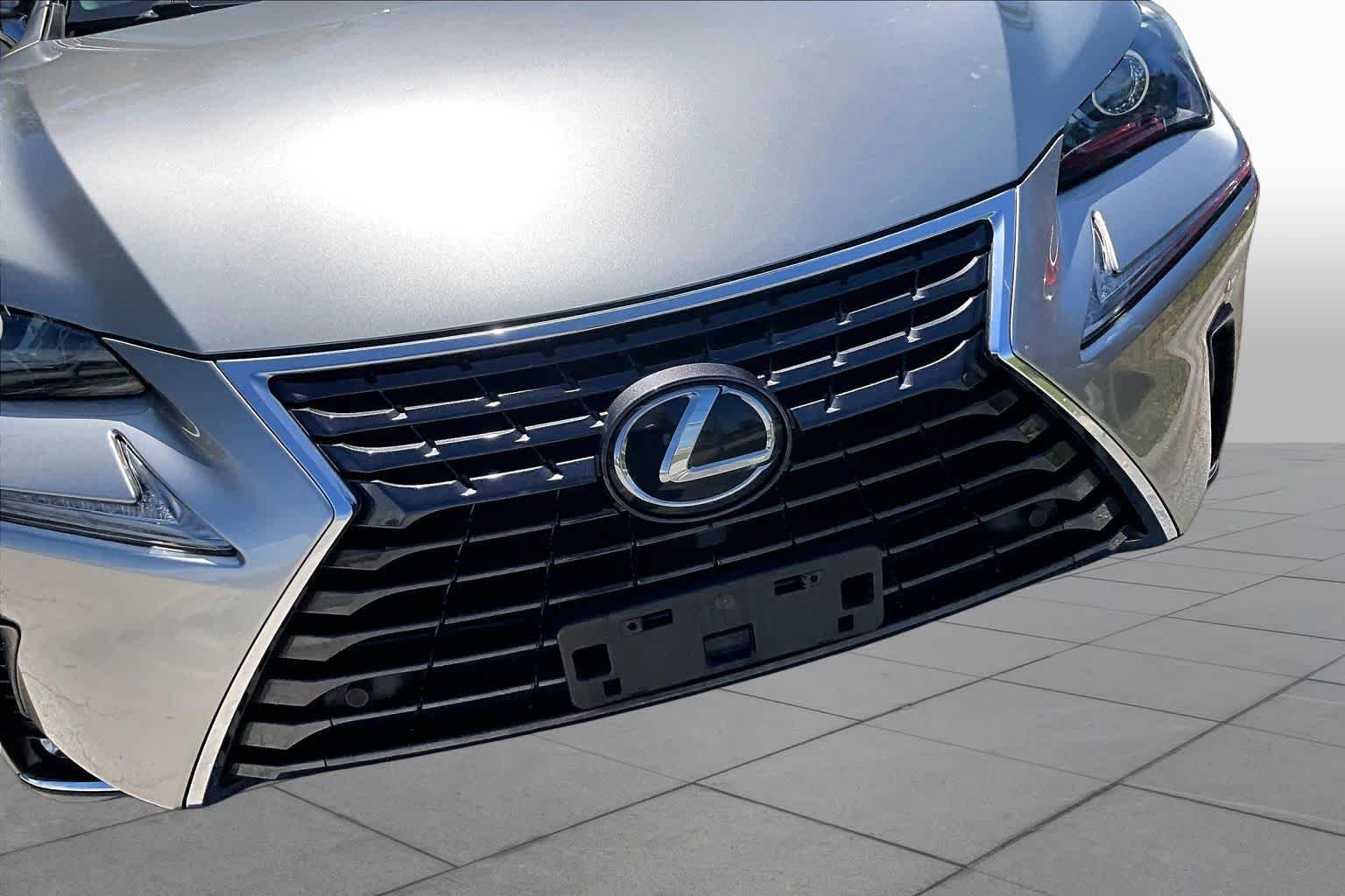 Used 2019 Atomic Silver Lexus  image 30