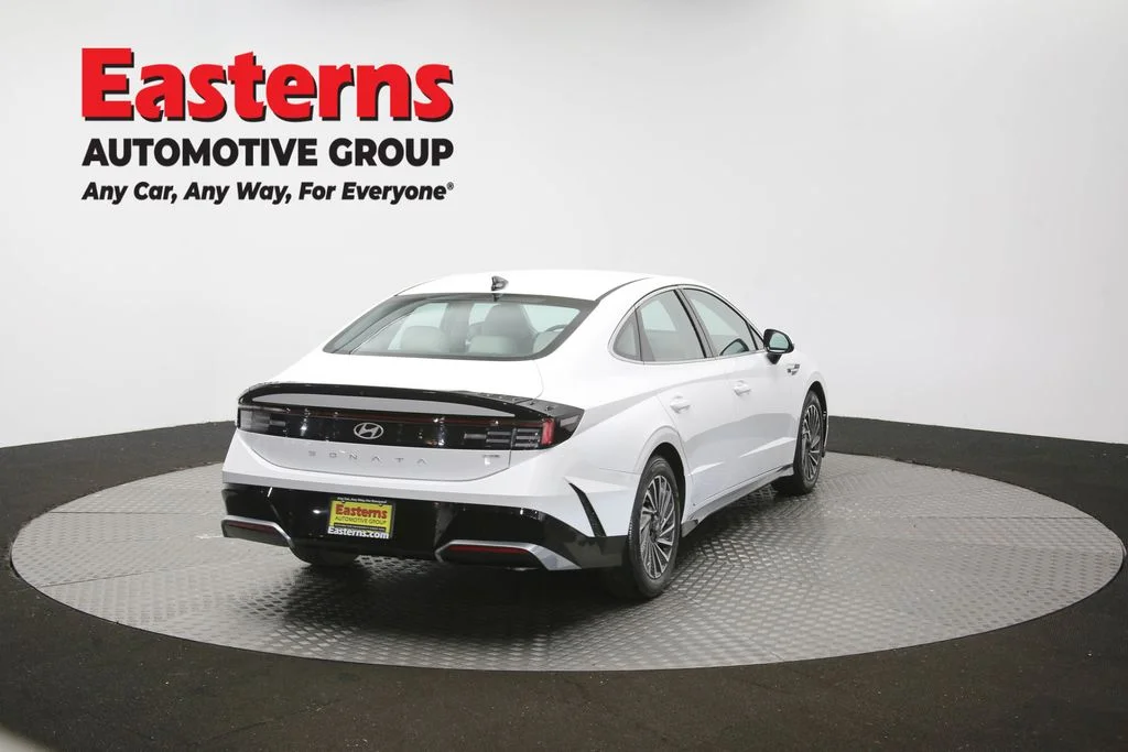 Used 2025 White Hyundai SEL image 39
