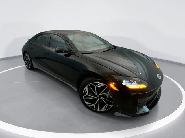 Used 2024 Black Hyundai SEL image 1