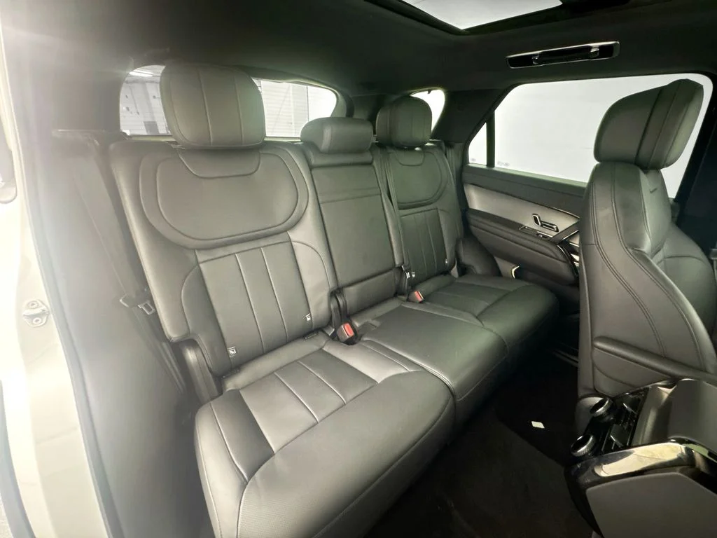 Used 2024 White Land Rover Dynamic SE image 27