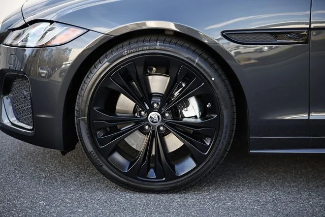 New 2024 Gray Jaguar R-Dynamic SE image 5