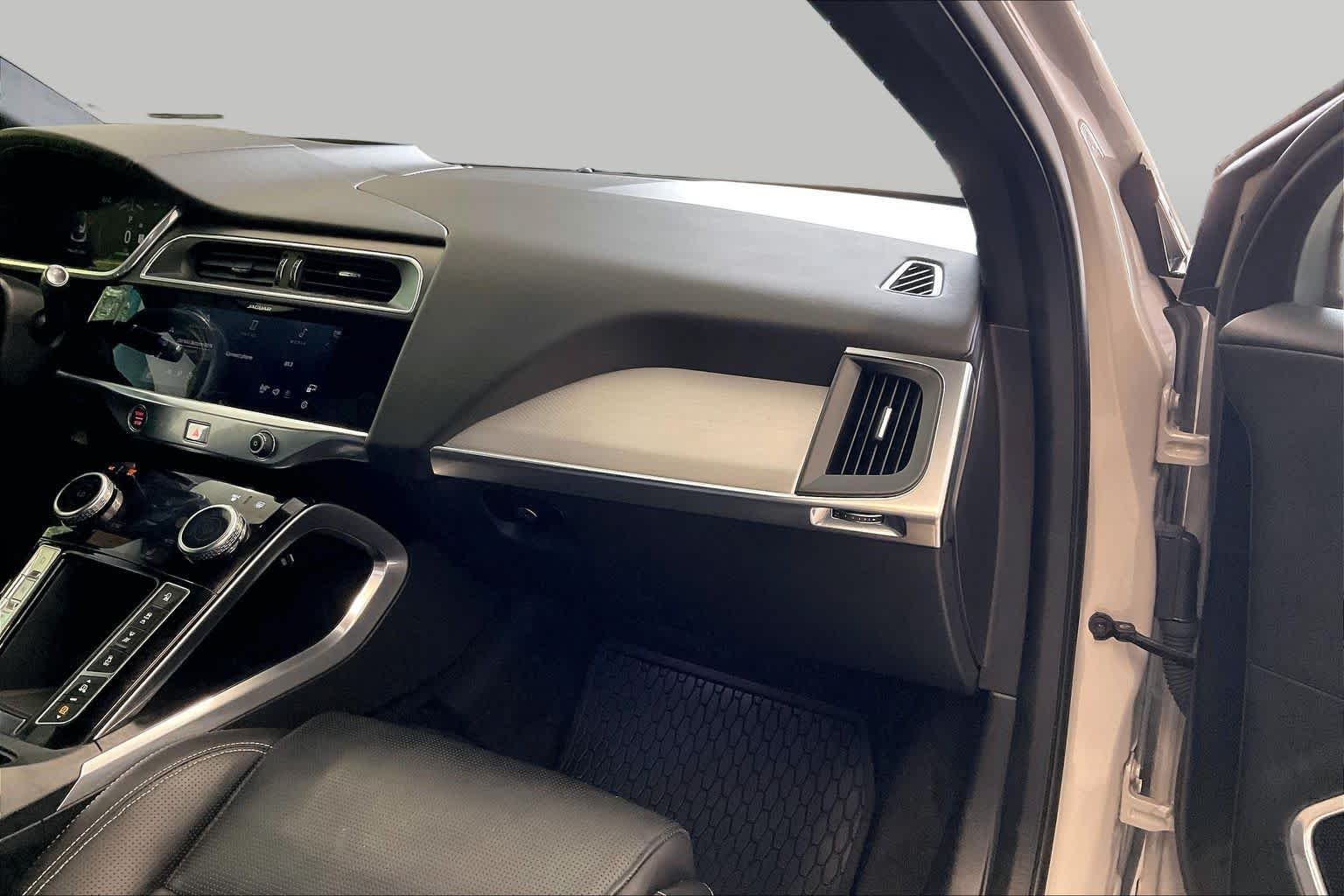 Used 2022 Yulong White Metallic Jaguar HSE image 17