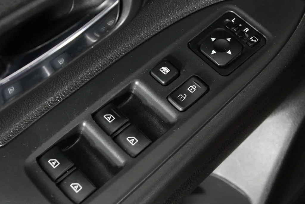 Used 2019 Red Mitsubishi ES image 22