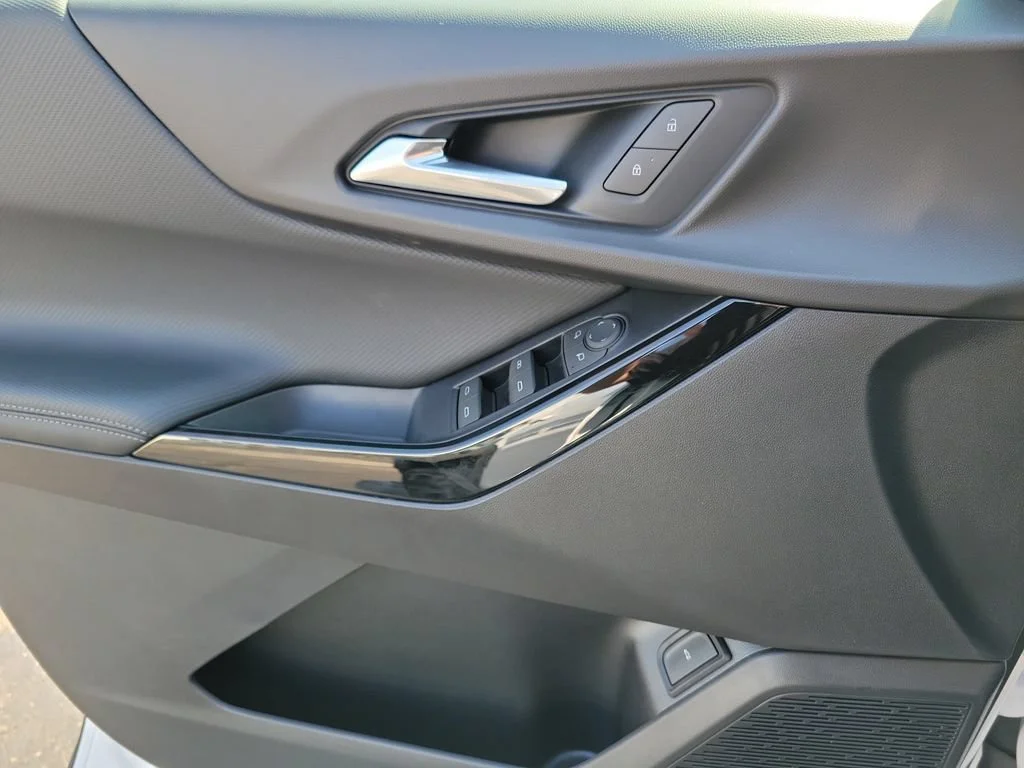 New 2027 Summit White Chevrolet LT image 18
