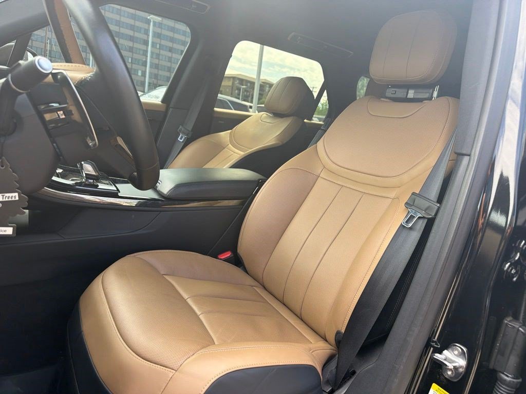 Used 2025 Black Land Rover Dynamic SE image 12