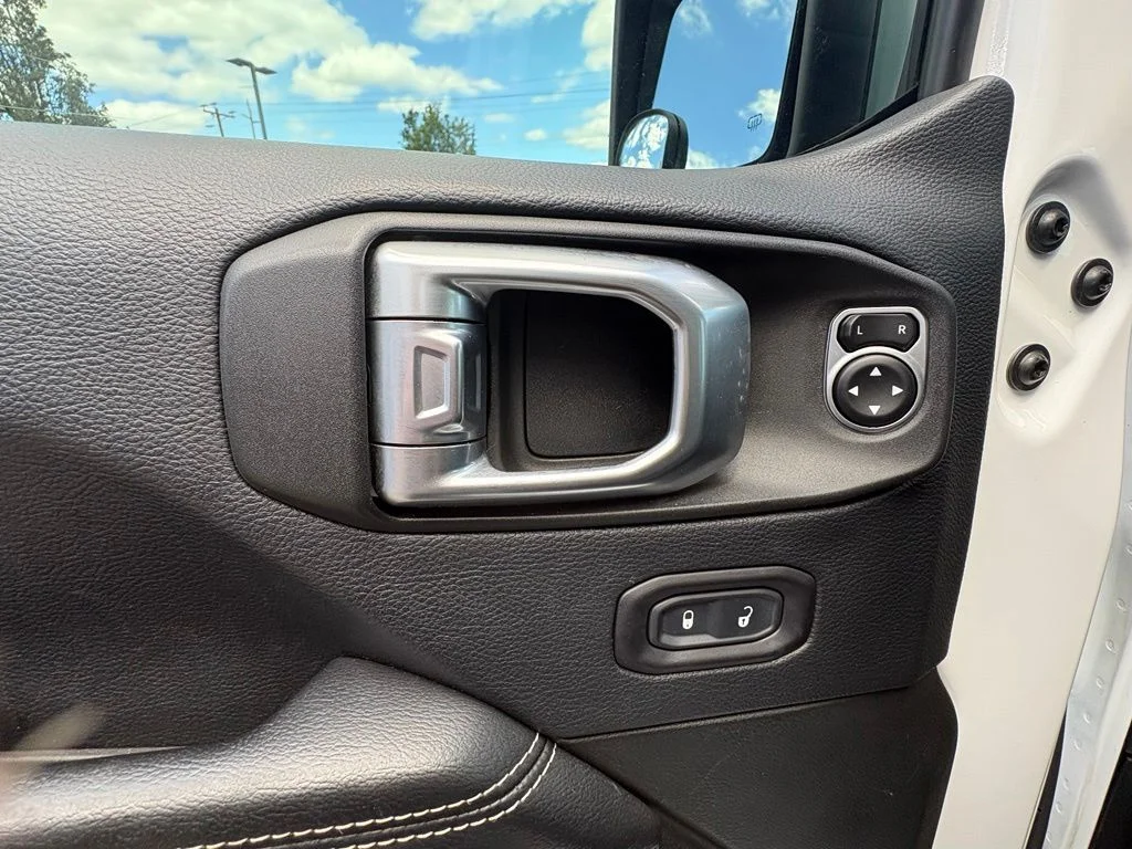 Used 2018 White Jeep Unlimited Sahara image 14
