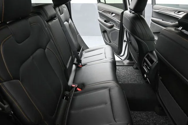 New 2026 Bright White Clear-Coat Exterior Paint Jeep  image 16