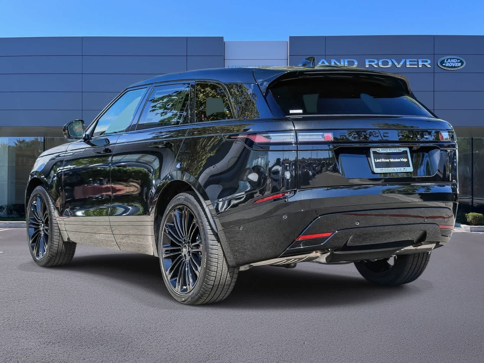 New 2026 Santorini Black Land Rover Dynamic SE image 6