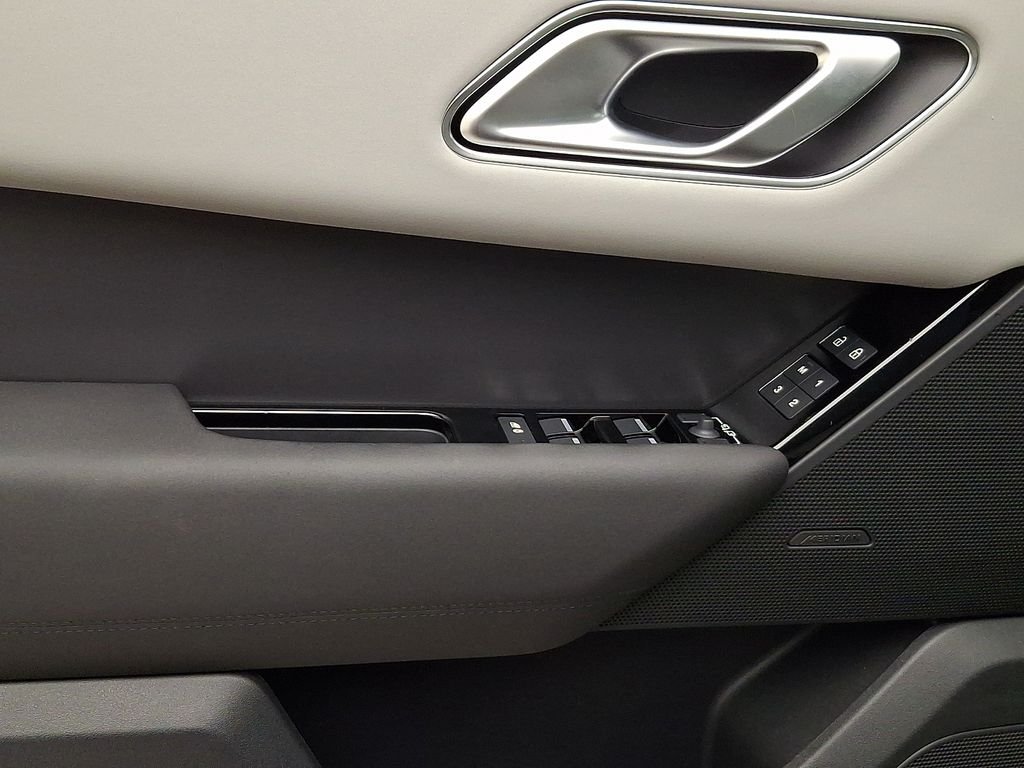 New 2026 Santorini Black Land Rover S image 9