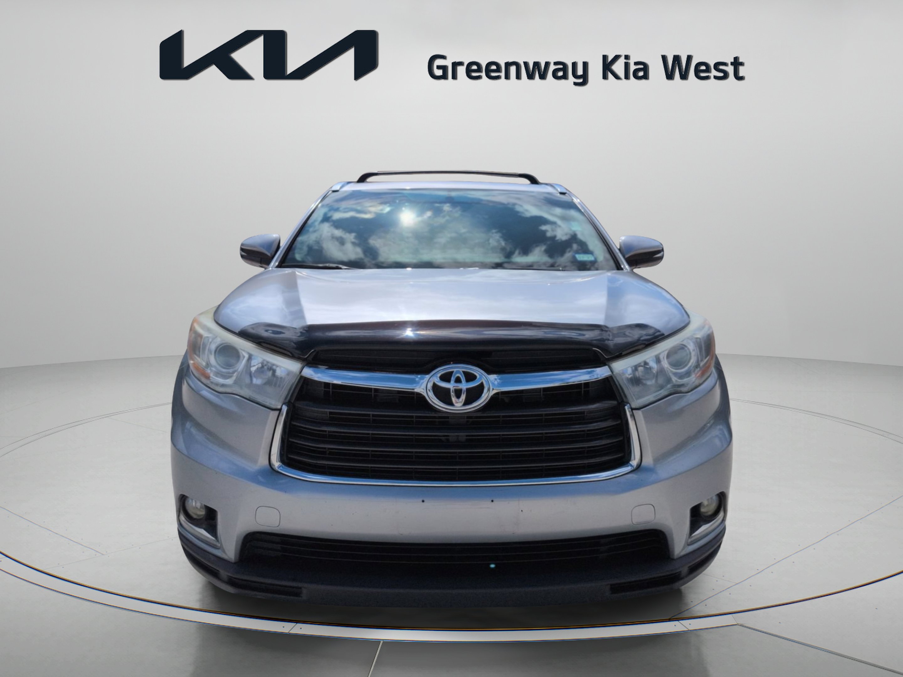Used 2015 Silver Sky Metallic Toyota Limited image 2