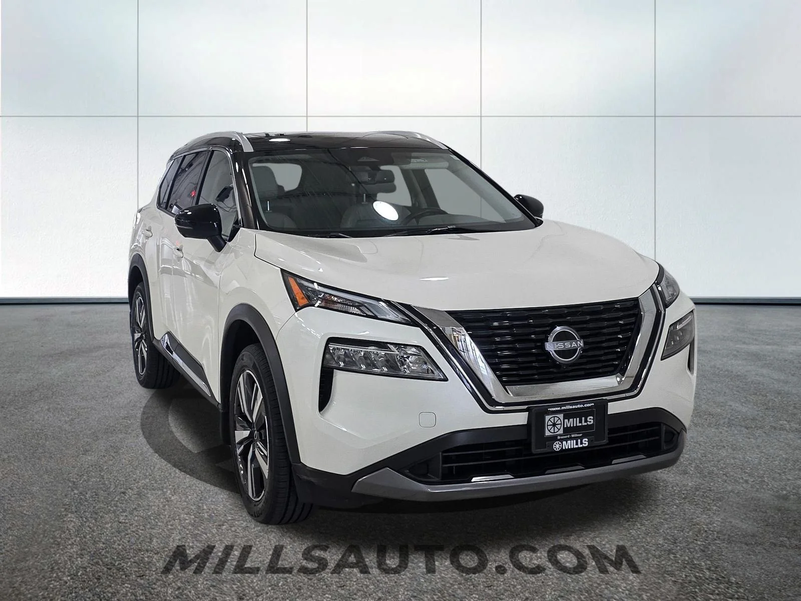 Used 2023 White Nissan SL image 11