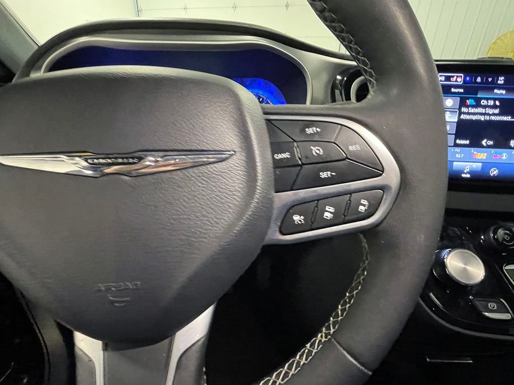 Used 2025 Black Chrysler Select image 36
