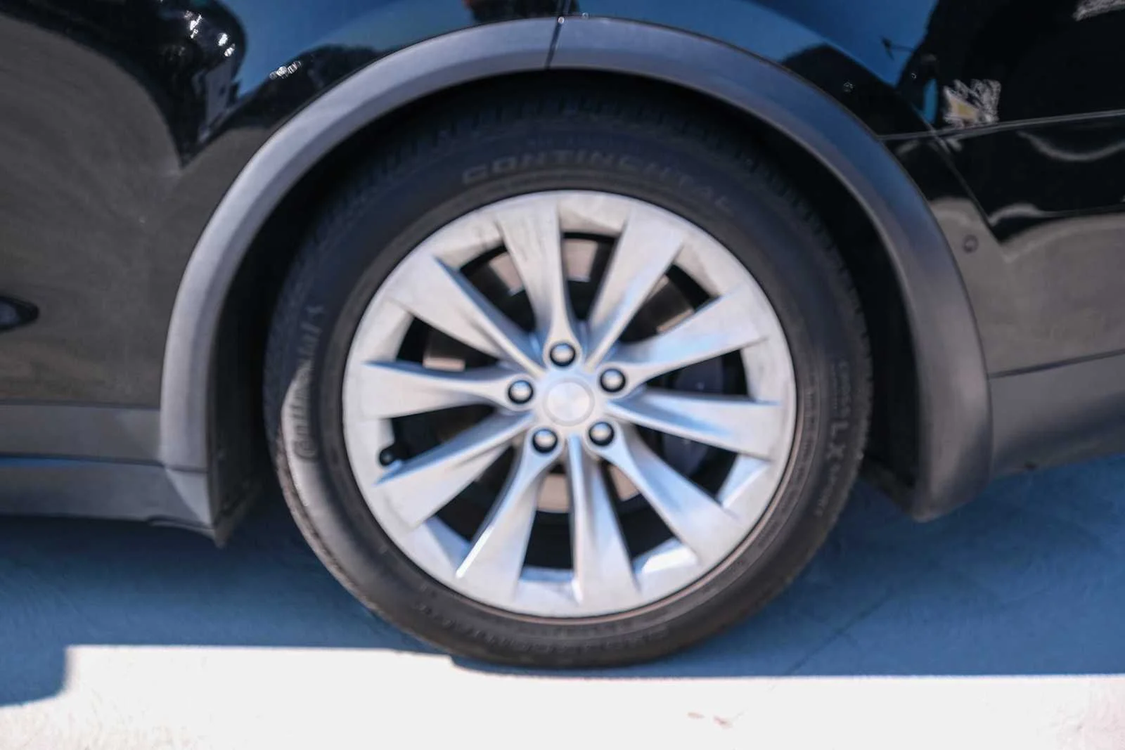 Used 2018  Tesla  image 9
