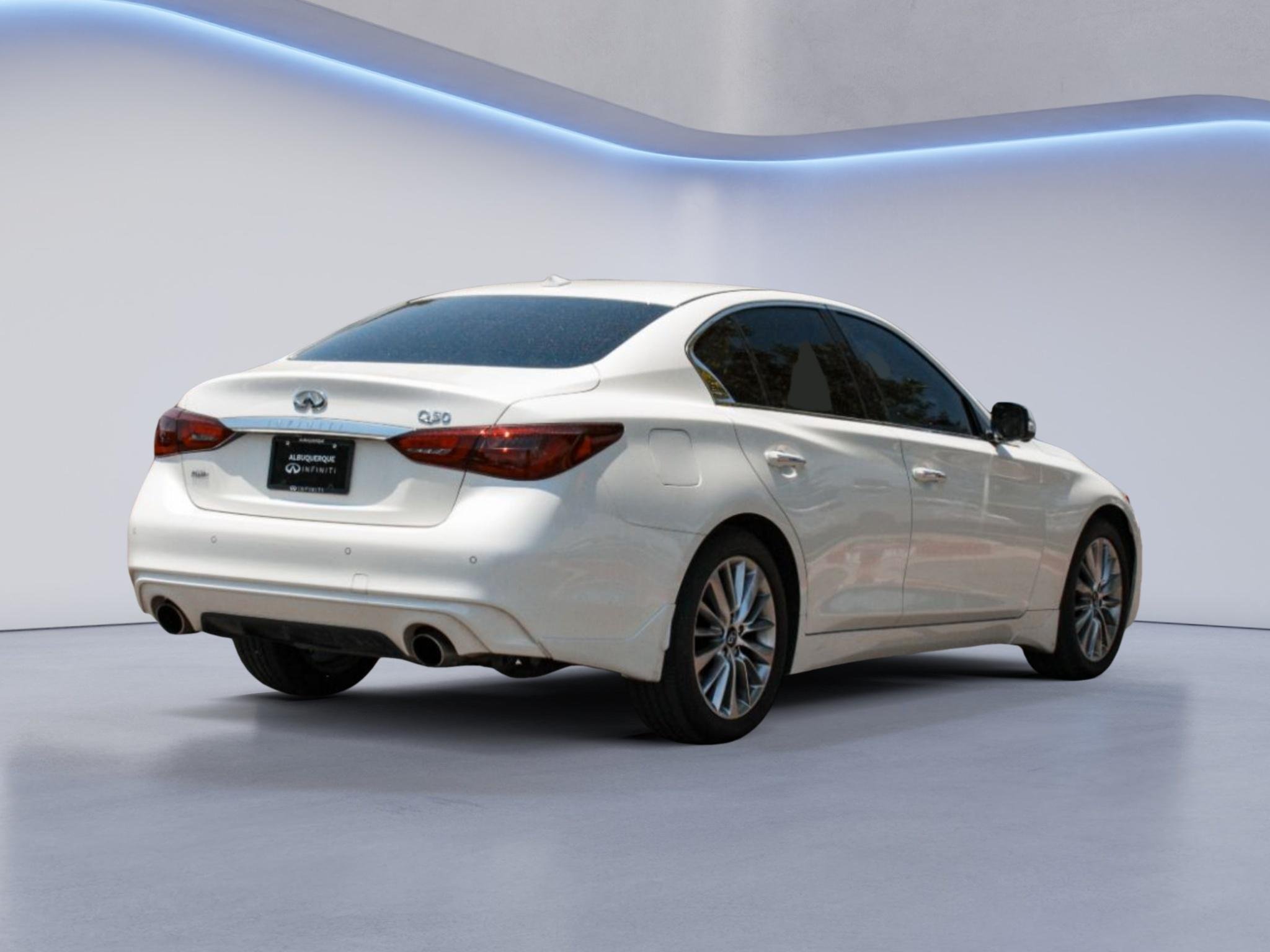 Used 2023 Majestic White INFINITI LUXE image 4