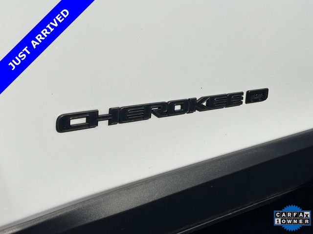Certified Used 2021 White Jeep Latitude Lux image 10