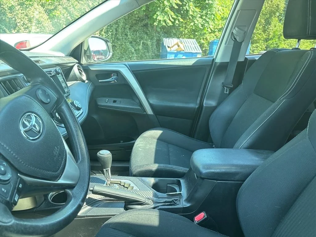 Used 2015 White Toyota XLE image 16