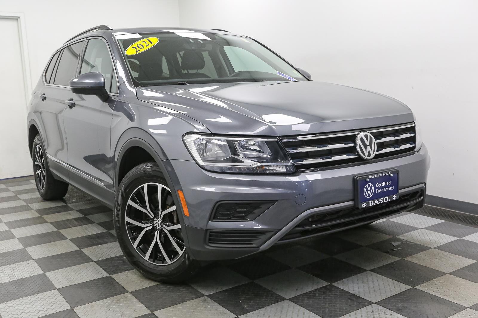 Used 2021 Platinum Gray Metallic Volkswagen SE image 3