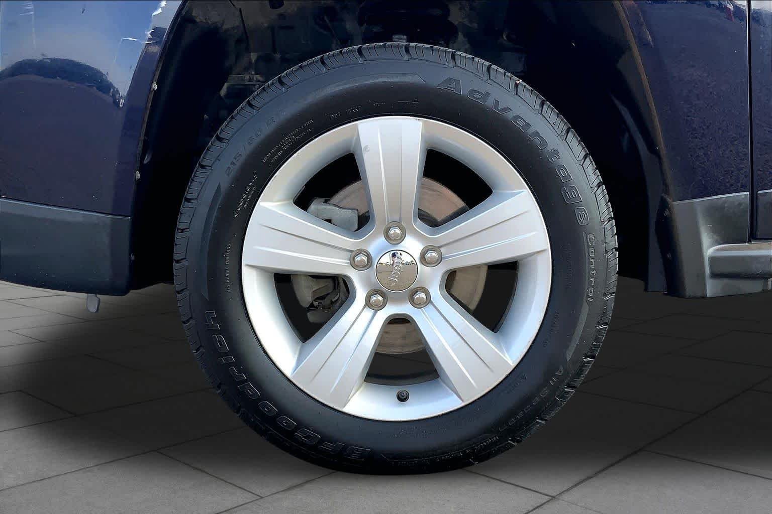 Used 2014 True Blue Pearlcoat Jeep Sport image 11