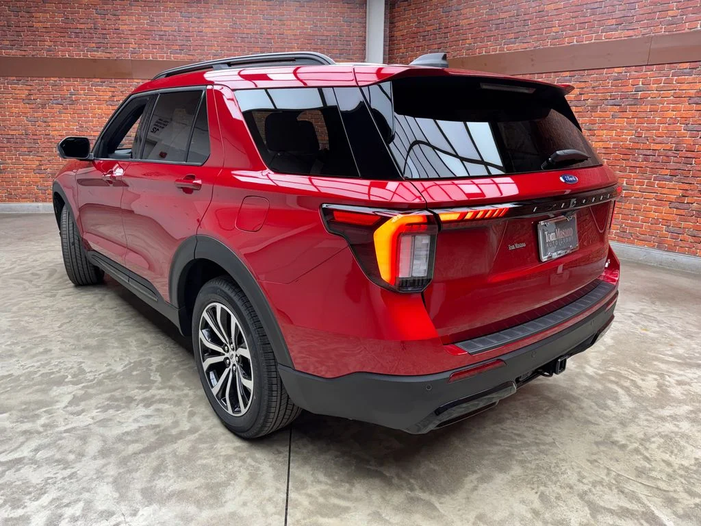 New 2026 Rapid Red Metallic Tinted Clearcoat Ford ST-Line image 2